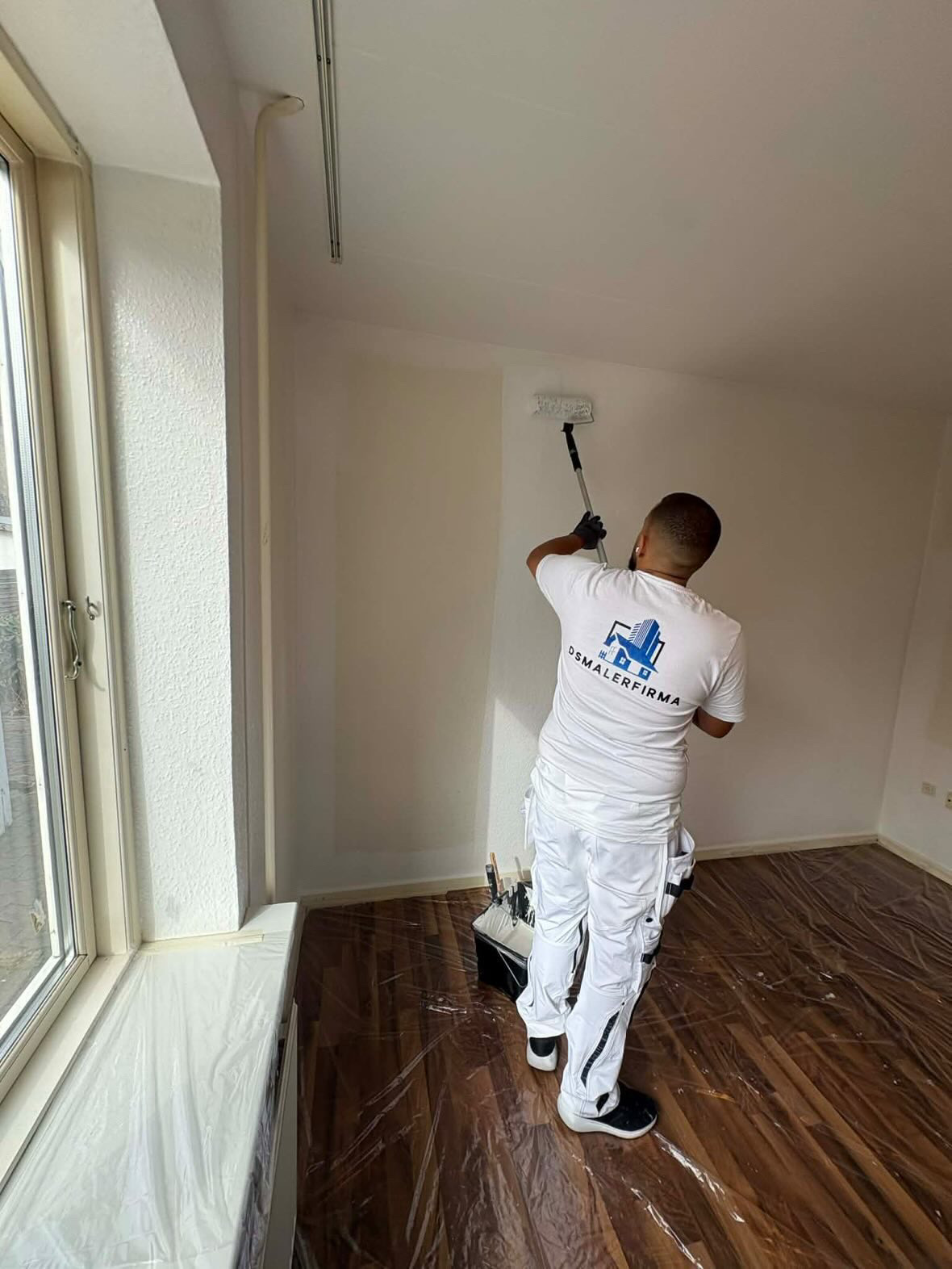 Maler fra DS Malerfirma maler loft med rulle