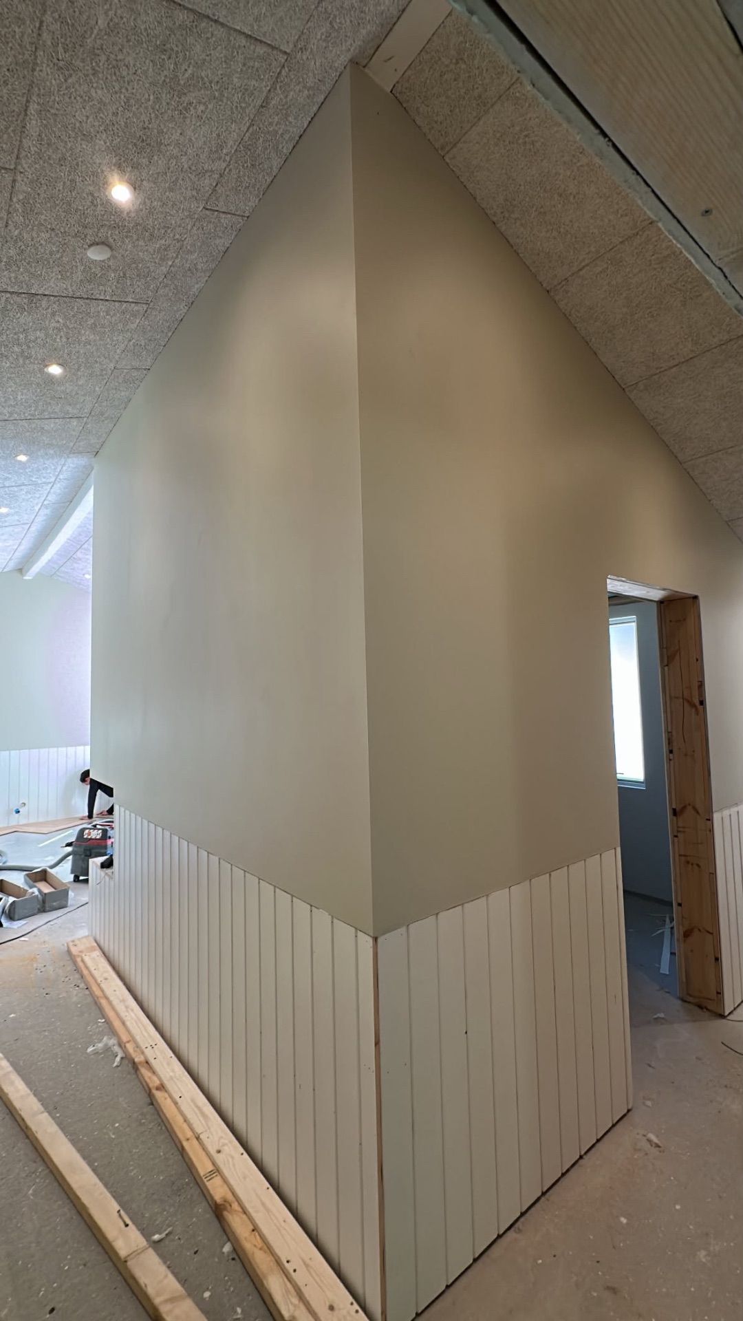 Nymalet væg med hvidt brystningspanel og skråt loft