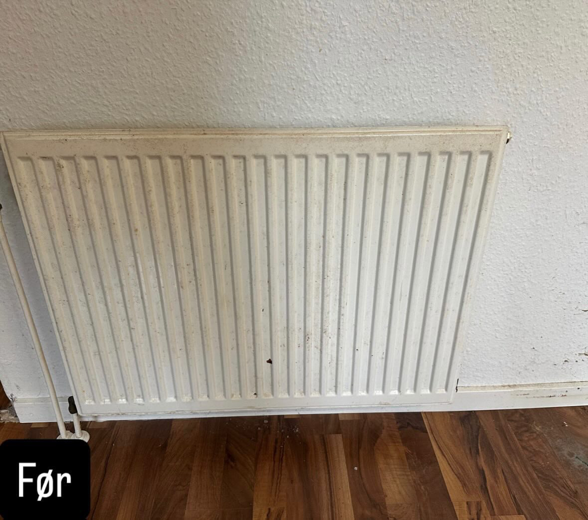Misfarvet radiator og væg før maling